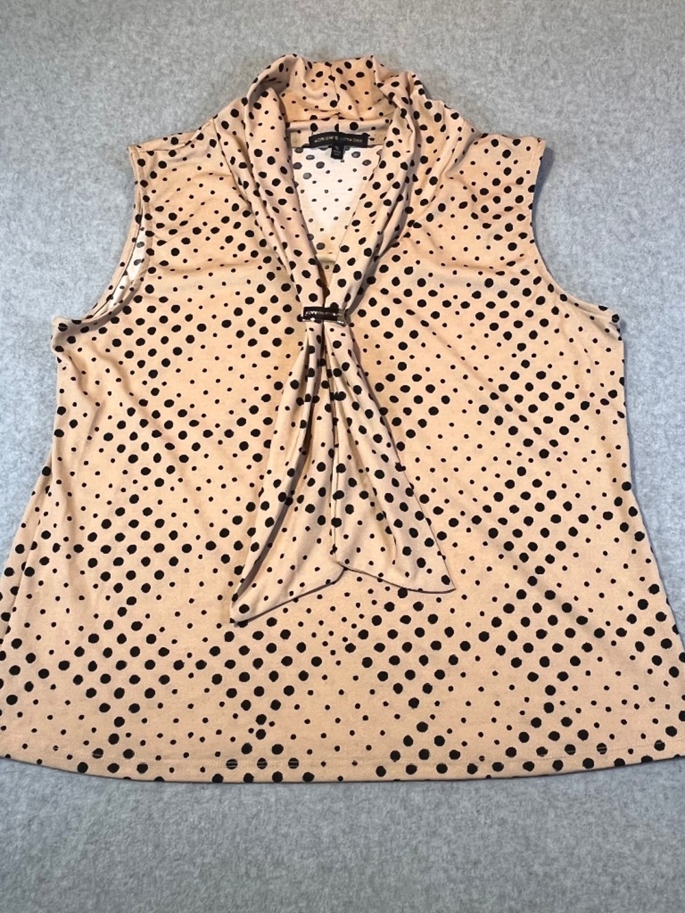 Adrienne Vittadini XL Tan with black dots Top Blouse Front Gold Logo sleeveless